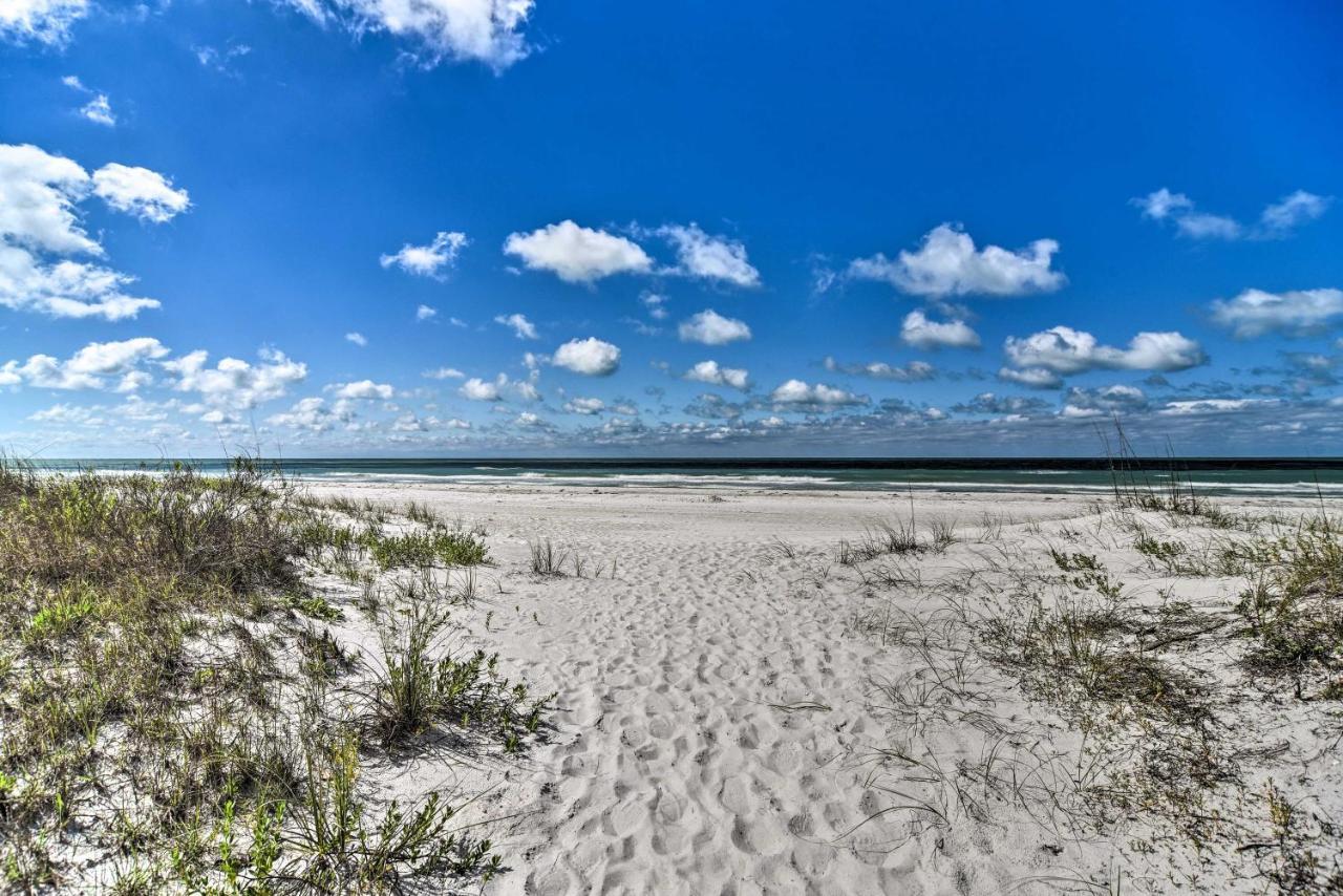 Sun-Soaked Coastal Hideaway - Steps To Beach! Clearwater Beach Exterior photo
