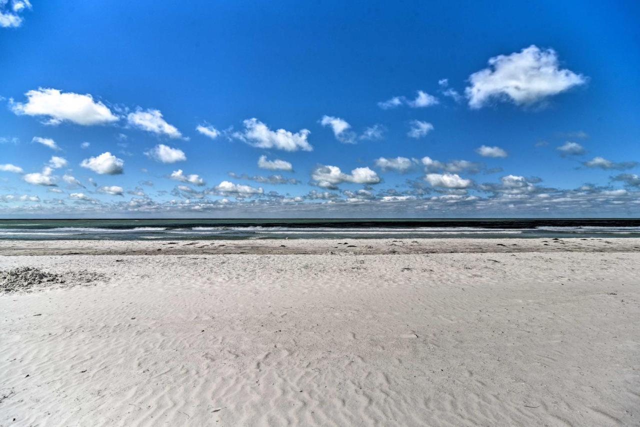 Sun-Soaked Coastal Hideaway - Steps To Beach! Clearwater Beach Exterior photo